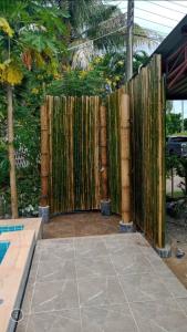 高兰桑纳塔度假屋的游泳池前的竹栅