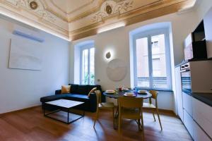 菲纳莱利古雷Loft 21 - Lussuoso ed Elegante a due passi dal Mare的客厅配有蓝色的沙发和桌子