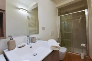 菲纳莱利古雷Loft 21 - Lussuoso ed Elegante a due passi dal Mare的浴室配有白色水槽和淋浴。