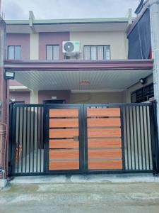 甲万那端6 - Affordable 2-Storey House in Cabanatuan City的前面有门的房子