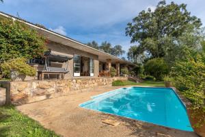 阿马卡拉保护区Tygerfontein Safari Villa的房屋前的游泳池