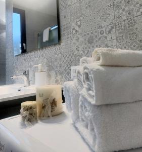 圣安吉罗山Casa Junno的浴室提供白色毛巾和水槽。