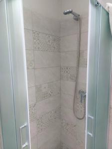 圣安吉罗山Casa Junno的浴室里设有玻璃门淋浴
