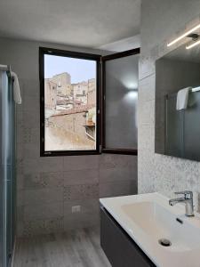 圣安吉罗山Casa Junno的一间带水槽和窗户的浴室