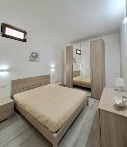 圣安吉罗山Casa Junno的一间卧室配有一张大床和镜子