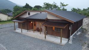 Shinkamigoto五岛背包客标杆旅舍的顶部有金属屋顶的房子