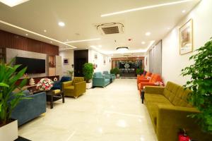 海得拉巴Mevid Hotels的医院的大厅,里面摆放着长沙发和椅子