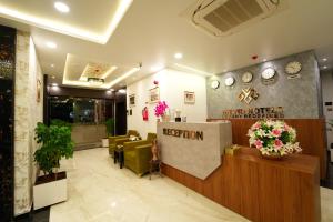 海得拉巴Mevid Hotels的一间位于商店的带前台等候室