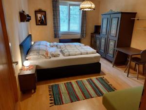 Purgstall赫姆贝戈公寓的一间小卧室,配有一张床和一张桌子
