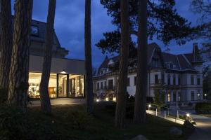 维也纳斯宾格斯科尔赛米娜酒店的森林中的一个晚上的房子