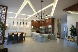 阿可贺巴منتجع اجمكان Ajmkan Resort的厨房以及带餐桌和椅子的用餐室。