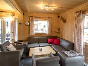 穆劳附近圣洛伦岑Wooden Chalet in Sankt Georgen ob Murau with Sauna的客厅配有沙发和桌子