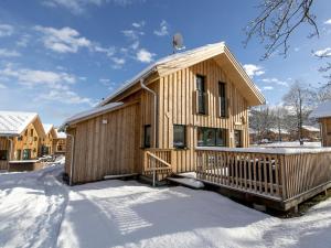 穆劳附近圣洛伦岑Wooden Chalet in Sankt Georgen ob Murau with Sauna的木屋,在雪中设有甲板