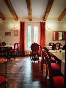 维扎沃纳Hôtel Restaurant U Castellu Vizzavona的一间带桌椅的用餐室和窗户。