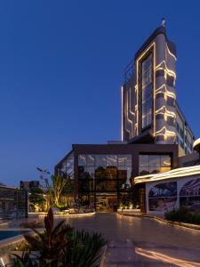 亚历山大Mirage Hotel & Conference Center的一座在晚上有灯的大建筑