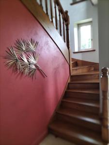 圣迈克桑莱科勒Logement entier pour 6 personnes的螺旋楼梯,墙上有绘画作品