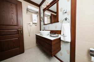阿达纳Hotel Bosnali的一间带水槽和镜子的浴室