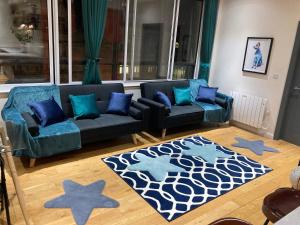 谢菲尔德Central Sheffield 3BED 3BATH IV Pent-Apartment的客厅配有蓝色的沙发和蓝色的枕头。