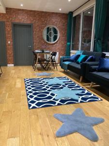 谢菲尔德Central Sheffield 3BED 3BATH IV Pent-Apartment的客厅配有蓝色的沙发,地板上星星