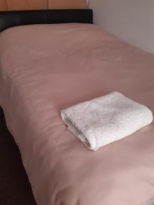 拉什登Our Guests的床上的白色毛巾