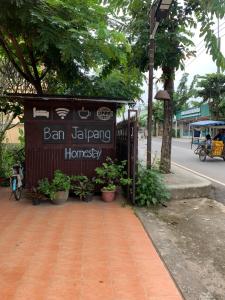 拜县บ้านใจแปงโฮมสเตย์ Ban Jaipang Homestay的挂在街道边的酒吧标志