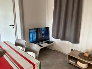 阿斯帕朗Erreka pays basque的一间卧室配有电视、一张床和桌椅