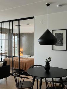 于韦斯屈莱Tikka Apartments的配有一张床和一张桌子及椅子的房间