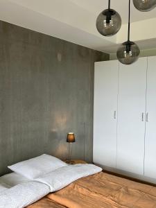 于韦斯屈莱Tikka Apartments的一间卧室配有一张床和白色橱柜