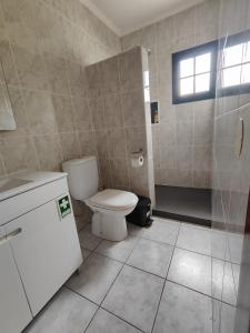 Ribeira da JanelaQuinta' Home的浴室配有白色卫生间和淋浴。
