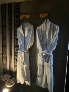 ḨawīyahStarwatching Private Camp的衣架上挂着两件白色长袍