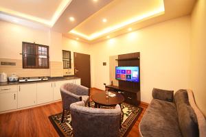 加德满都Friends Apartment Pvt.Ltd的客厅配有两张沙发和一台电视机