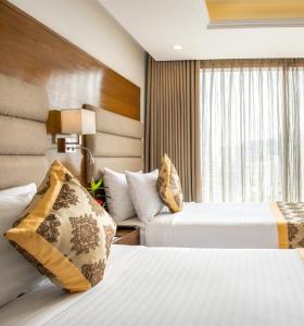 达卡马里诺皇家酒店的酒店客房设有两张床和窗户。