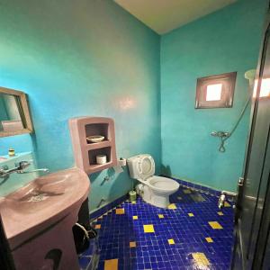 梅尔祖卡Riad Hassi Labied Merzouga的蓝色的浴室设有卫生间和水槽