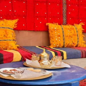 梅尔祖卡Riad Hassi Labied Merzouga的茶壶和盘子上的桌子