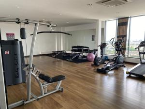 梳邦再也Damen Suite (A) Sunway Subang by DW的一间健身房,里面配有数台跑步机和机器