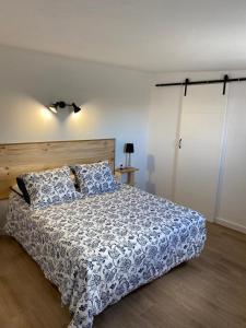 圣巴尔托洛梅Casa Saboa的一间卧室配有一张带蓝色和白色棉被的床
