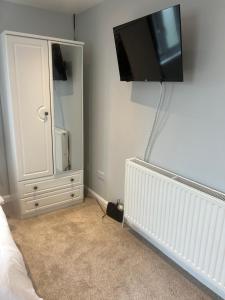 道纳姆马基特29a的卧室配有壁挂式平面电视。