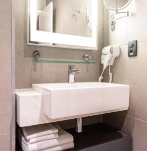 巴鲁埃里Studio Alpha Stay One的浴室设有白色水槽和镜子