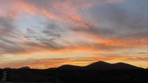 圣巴尔托洛梅Casa Saboa的天空的日落,山 ⁇ 的背景