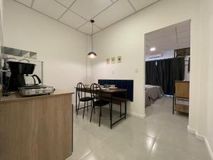 布卢梅瑙VILLA BILAC 03 - Studio próximo à Vila Germânica的厨房以及带桌椅的用餐室。