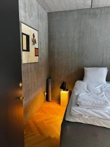 奥胡斯Marselisborg Allé 9 B的卧室配有白色的床,铺有木地板