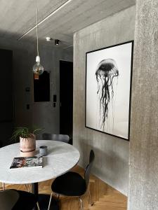 奥胡斯Marselisborg Allé 9 B的一间用餐室,配有一张桌子和一幅水母画