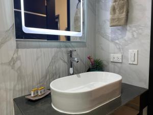 佩尼亚斯科港Ancla Suites Urban Hotel - 6的浴室设有白色水槽和镜子