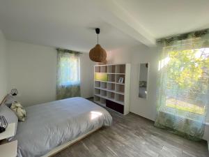斯特拉斯堡Villa Exclusive的一间卧室设有一张床和一个大窗户