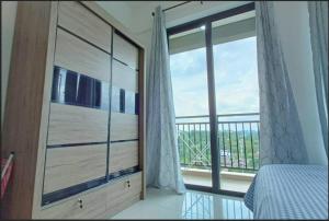 新山Johor Bahru Central Park/15分钟到达很多地方，完美的市中心地点的一间卧室设有一张床和一个大窗户