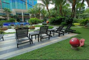 新山Johor Bahru Central Park/15分钟到达很多地方，完美的市中心地点的坐在公园里的一群黑椅子