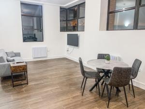 史云顿Swindon City Centre Apartments by Elegance Living的客厅配有桌椅和沙发