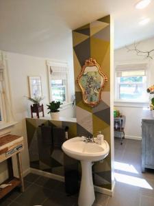 劳雷尔Gingerbird Art Suite的浴室设有水槽和墙上的镜子