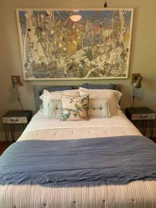 劳雷尔Gingerbird Art Suite的一间卧室配有一张壁画大床