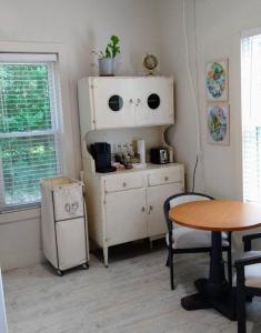 劳雷尔Gingerbird Art Suite的一间设有桌子、橱柜和桌子的房间